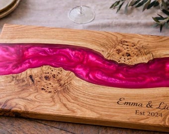 Tabla de embutidos personalizada con resina epoxi rosa y bandeja de servir de madera natural grabada.