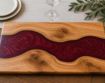 Gepersonaliseerde rode epoxy riviercharcuteriebord, gegraveerd natuurlijk houten dienblad