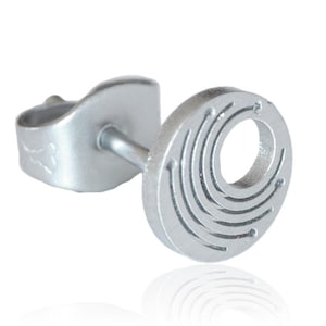 Könnte beinhalten: Silberner Ohrstecker mit einem runden Design, das ein konzentrisches Kreisdesign und einen Ausschnitt in der Mitte aufweist.