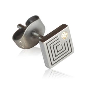 Könnte beinhalten: Einzelner quadratischer Ohrstecker in Silberoptik mit geometrischem Design und kleinem, klarem Edelstein. Der Ohrringstift und der Verschluss sind ebenfalls silberfarben. Das quadratische Design weist konzentrische Quadrate auf.