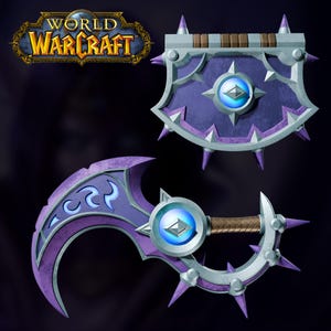 Könnte beinhalten: Ein lila-silbernes Fantasy-Waffenset mit einem Schild und einer sichelförmigen Klinge. Schild und Klinge haben leuchtend blaue Akzente und Stacheln. Das World of Warcraft-Logo ist im Bild zu sehen.