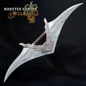 Puede incluir: Un arma estilizada de doble hoja con una textura agrietada y helada. Las hojas se curvan hacia afuera desde un mango central envuelto en material marrón. El arma presenta detalles decorativos plateados y el texto "MONSTER HUNTER WILDS".
