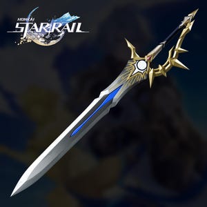以下が含まれることがあります： ファンタジーの剣の詳細なイラスト。 刃はシルバーで青いアクセントがあり、柄は金と黒のアクセントが特徴です。 剣は太陽のようなエンブレムと「Honkai Star Rail」のロゴを備えたスタイリッシュなデザインです。