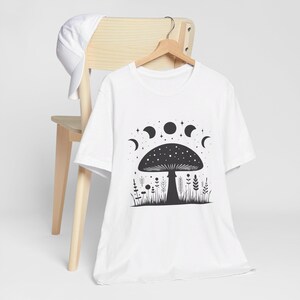 Mushroom Moon Phases Floral T-Shirt, Cottagcore Aesthetic Botanical Shirt, Retro Fairycore Shroom Fungi Tee, Cute Lunar Cycle Womens Fashion