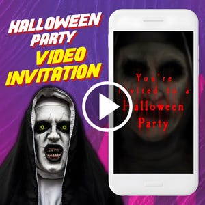 Op de afbeelding: Een video-uitnodiging voor Halloween op een smartphone, met een eng nonnenmasker en de tekst "Halloween Party Video Invitation". De telefoon toont een spookachtig gezicht met de tekst "You're invited to a Halloween Party."