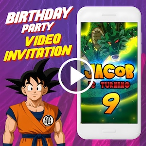 Op de afbeelding: Een digitale video-uitnodiging voor een verjaardagsfeestje met een stripfiguur in een oranje en blauwe outfit. De uitnodiging op het telefoonscherm zegt "Jacob wordt 9". De achtergrond is paars met de woorden "Verjaardagsfeest Video Uitnodiging".