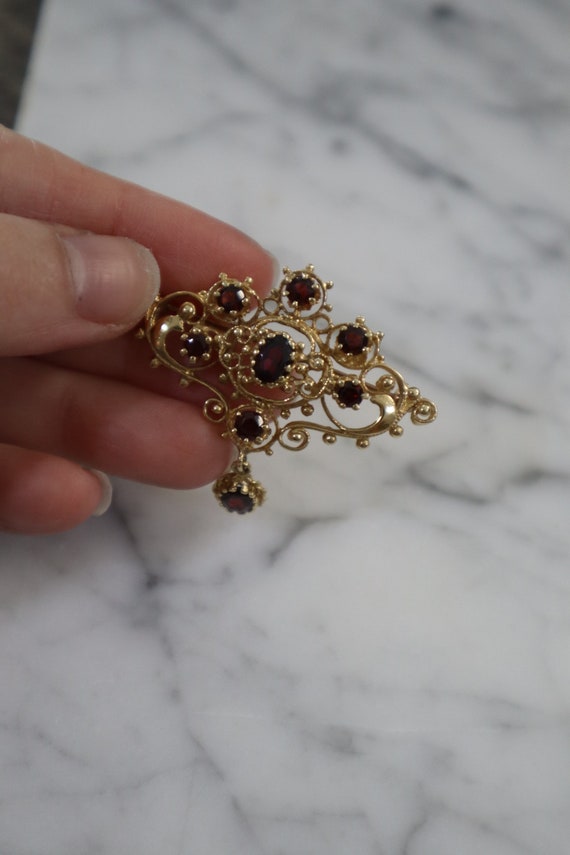 14kt Yellow Gold pin with Garnets