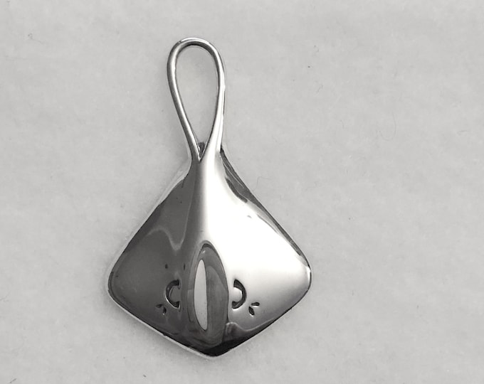 Sterling Silver Short Tail Stingray Pendant, sealife, beach, nature jewelry
