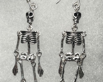 Pendientes de alambre con esqueleto móvil de plata de ley - Joyas de Halloween