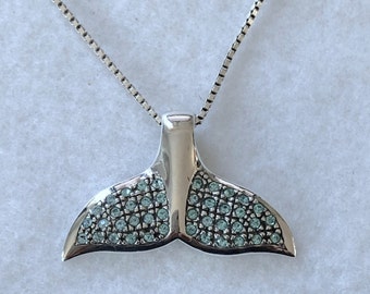 Großer Sterling Silber Whale Tail Anhänger w / Blaue Kristallsteine