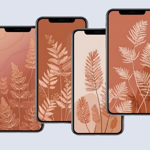 Puede incluir: Cuatro smartphones que muestran arte digital. Cada teléfono presenta un diseño diferente de ilustraciones botánicas en tonos marrones y beige. Los diseños incluyen dibujos detallados de hojas y plantas, sobre un fondo cálido y terroso.