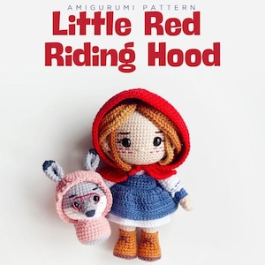 Puede incluir: Muñeca de ganchillo de Caperucita Roja con capa con capucha roja, vestido azul y botas marrones. También hay un lobo de ganchillo con un traje con capucha rosa. El texto "Little Red Riding Hood" está en la parte superior.