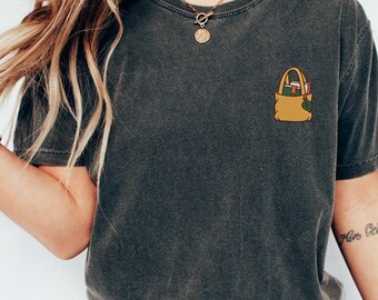 Maglietta ricamata a tema libri, t-shirt Comfort Colors con design "Books to Go", regalo per amanti dei libri.