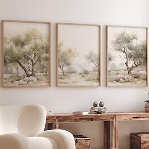 Könnte beinhalten: Drei gerahmte Aquarellbilder von Bäumen in einer Landschaft, die an einer weißen Wand über einem Holz-Konsolentisch mit einem weißen Sessel, einem Holz-Couchtisch und einem gewebten Teppich hängen.