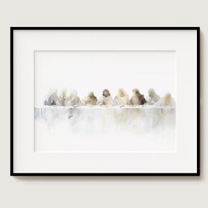 Könnte beinhalten: Ein Aquarellbild, das eine Reihe abstrakter Formen zeigt, die an Figuren erinnern, in einer weichen, gedeckten Farbpalette aus Grautönen und Brauntönen. Die Formen spiegeln sich im Wasser darunter wider und erzeugen so ein Gefühl von Tiefe und Ruhe.