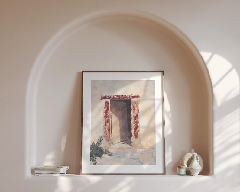 Pode incluir: Uma pintura emoldurada de uma porta com uma moldura vermelho-marrom e uma porta branca. A porta est&aacute; situada contra uma parede branca com um fundo marrom claro. A pintura est&aacute; em uma moldura marrom simples.