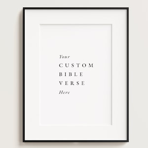 Pode incluir: Uma impressão emoldurada preta com o texto "Your Custom Bible Verse Here" em branco.