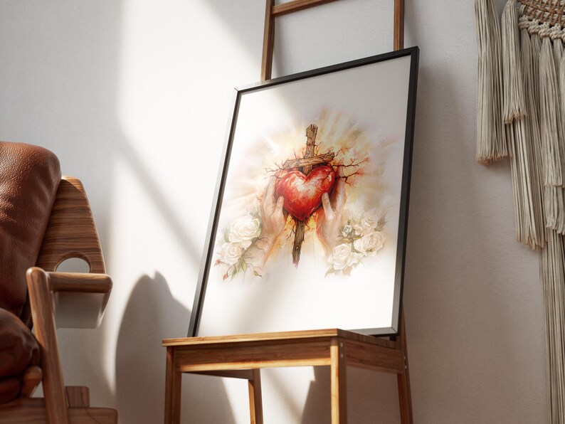 Pode incluir: Uma pintura em aquarela de um cora&ccedil;&atilde;o vermelho perfurado por uma cruz de madeira, rodeado de flores brancas. O cora&ccedil;&atilde;o &eacute; segurado por duas m&atilde;os, com um brilho dourado irradiando do centro.