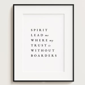 Op de afbeelding: Zwart-wit typografieprint met de tekst "SPIRIT LEAD me WHERE my TRUST is WITHOUT BOARDERS".