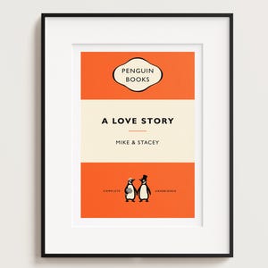 Puede incluir: Impresión enmarcada de un diseño de portada de libro para "A Love Story" de Mike & Stacey, publicado por Penguin Books. El diseño presenta una combinación de colores naranja y crema con dos ilustraciones de pingüinos. También se ven las palabras "Complete Unabridged".