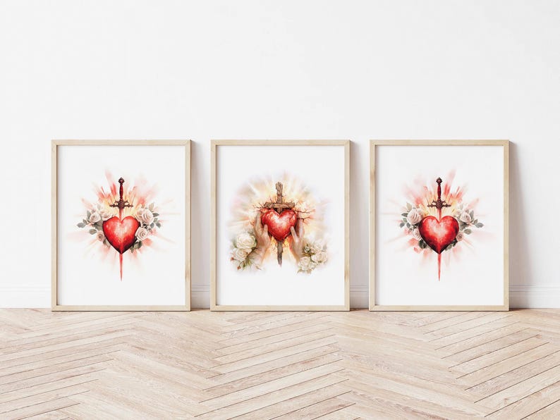 Pode incluir: Tr&ecirc;s impress&otilde;es emolduradas com ilustra&ccedil;&otilde;es em aquarela de um cora&ccedil;&atilde;o trespassado por uma espada, rodeado de rosas brancas e uma luz dourada. O cora&ccedil;&atilde;o &eacute; vermelho e a espada &eacute; prateada.