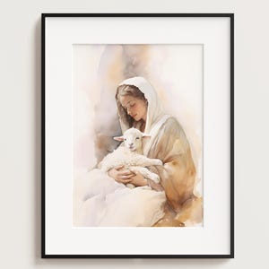 Può includere: Un dipinto ad acquerello di una donna in una veste bianca che tiene un agnello bianco tra le braccia. La donna guarda l'agnello con un'espressione gentile. Lo sfondo è di un colore morbido e tenue.