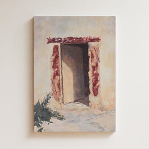 Pode incluir: Uma pintura de uma porta com uma moldura vermelha, situada contra uma parede branca. A porta est&aacute; aberta, revelando um vislumbre de um interior iluminado. Um pequeno arbusto cresce em primeiro plano.
