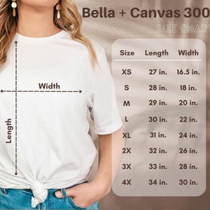 Pu&ograve; includere: Tabella delle taglie per le t-shirt Bella + Canvas 300, che mostra le misure in pollici per le taglie XS, S, M, L, XL, 2X, 3X e 4X. La tabella mostra le misure di lunghezza e larghezza.