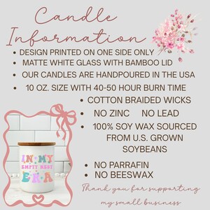 Op de afbeelding: Een witte matte glazen kaars met een bamboe deksel. De kaars heeft de tekst "IN MY EMPTY NEST ERA" in pastelkleuren. De kaars is 283 gram en heeft een brandtijd van 40-50 uur.