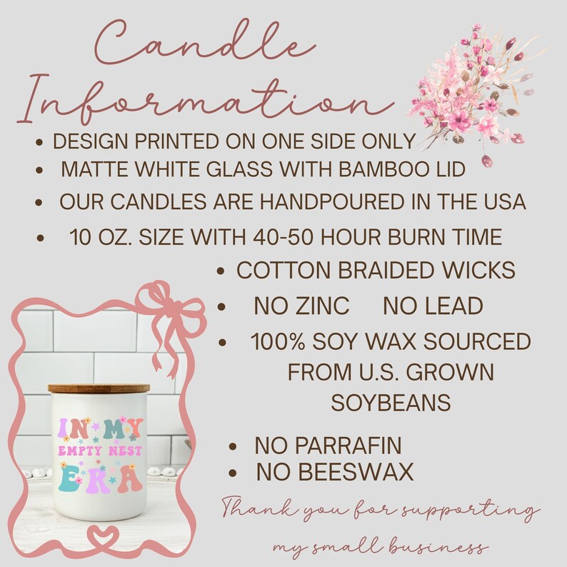 Op de afbeelding: Een witte matte glazen kaars met een bamboe deksel. De kaars heeft de tekst "IN MY EMPTY NEST ERA" in pastelkleuren. De kaars is 283 gram en heeft een brandtijd van 40-50 uur.