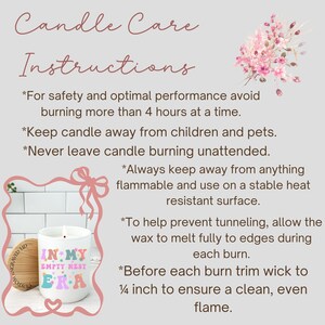 Op de afbeelding: Witte kaars met de tekst "IN MY EMPTY NEST ERA" in pastelkleuren. De kaars staat op een wit oppervlak met een houten deksel. De afbeelding bevat ook kaarsverzorgingsinstructies en een bloemenillustratie.