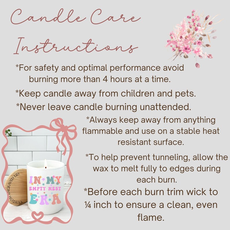 Op de afbeelding: Witte kaars met de tekst "IN MY EMPTY NEST ERA" in pastelkleuren. De kaars staat op een wit oppervlak met een houten deksel. De afbeelding bevat ook kaarsverzorgingsinstructies en een bloemenillustratie.
