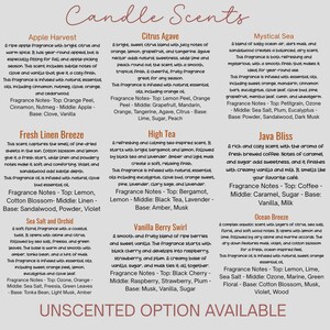 Op de afbeelding: Een productpresentatie met verschillende geurkaarsen en gedetailleerde geurnoten. Geuren zijn onder meer Apple Harvest, Citrus Agave, Fresh Linen Breeze, High Tea en meer. De tekst "Unscented Option Available" is ook aanwezig.