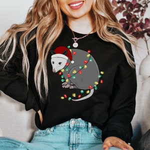 Christmas Opossum sweatshirts, Trashcore, possum tangled xmas lights, Ugly Christmas sweaters, holiday sweatshirts, funny Ugly xmas sweaters afbeelding 5