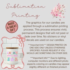 Op de afbeelding: Witte keramische kaars met een houten deksel, met de tekst "IN MY EMPTY NEST ERA" in pastelkleuren. De afbeelding bevat tekst over sublimatieprinten en een "MAKE A GREAT GIFT" afbeelding.