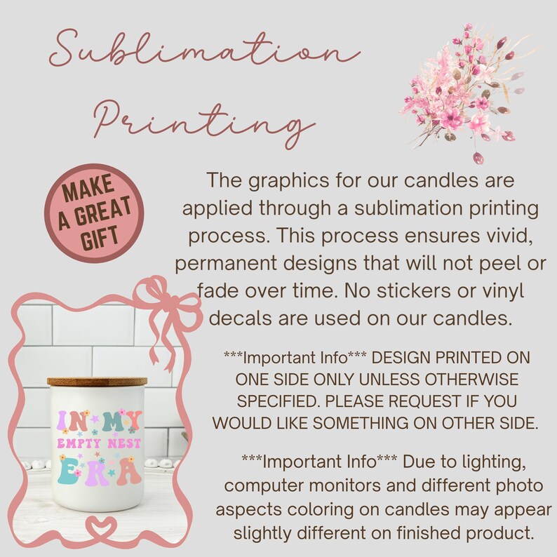 Op de afbeelding: Witte keramische kaars met een houten deksel, met de tekst "IN MY EMPTY NEST ERA" in pastelkleuren. De afbeelding bevat tekst over sublimatieprinten en een "MAKE A GREAT GIFT" afbeelding.