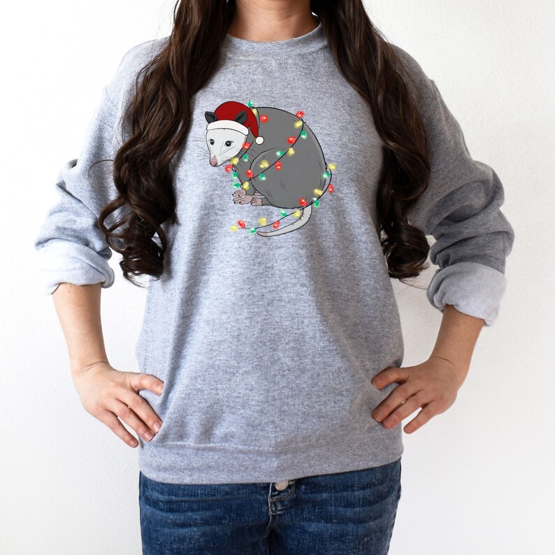 Christmas Opossum sweatshirts, Trashcore, possum tangled xmas lights, Ugly Christmas sweaters, holiday sweatshirts, funny Ugly xmas sweaters afbeelding 7