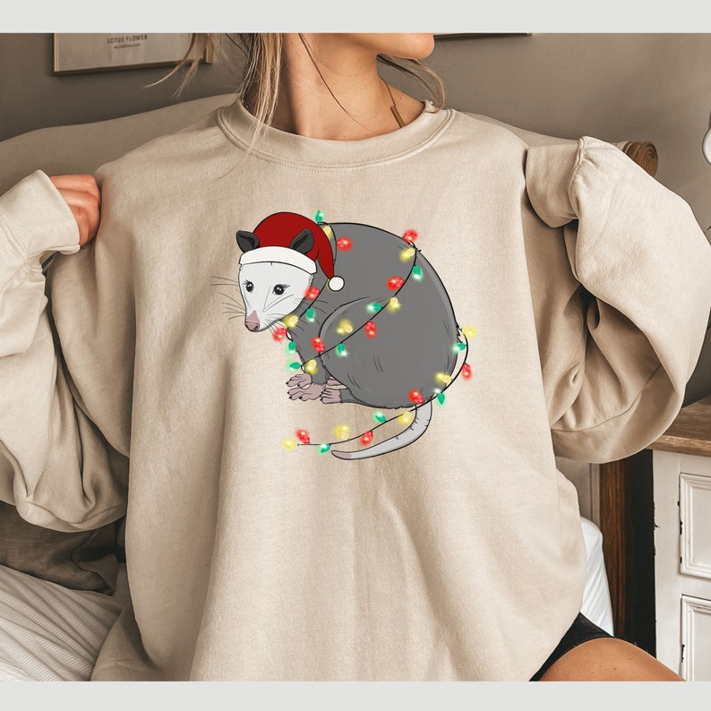 Christmas Opossum sweatshirts, Trashcore, possum tangled xmas lights, Ugly Christmas sweaters, holiday sweatshirts, funny Ugly xmas sweaters afbeelding 3