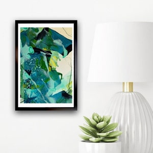 Puede incluir: Pintura abstracta en un marco negro con tonos de azul, verde y amarillo. La pintura tiene una apariencia texturizada, similar a la acuarela.