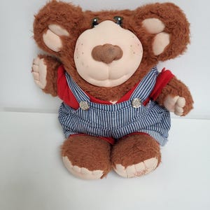 Puede incluir: Un juego de tres tazas de cerámica con acabado mate moteado. Las tazas son de color crema, gris claro y gris oscuro. Cada taza tiene un diseño simple y minimalista, ideal para café o té.