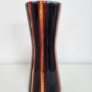 Poole Pottery England Andrew Tanner vas. Handmålad svart-, röd- och guldrandig keramikvas - Brittisk konstkeramik.