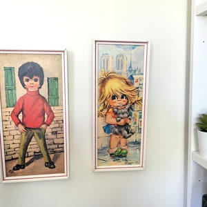 vintage Big Eyed Girl Print, Impressions des années 70, Impression d’art Big Eyed Girl, Impressions rétro, Fille tenant une impression de chien, Décoration murale vintage