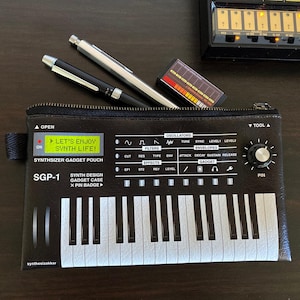 Astuccio per gadget e penne giapponesi – SGP-1 Design retrò Synth – Astuccio in similpelle – Regalo per gli amanti della musica e della cancelleria