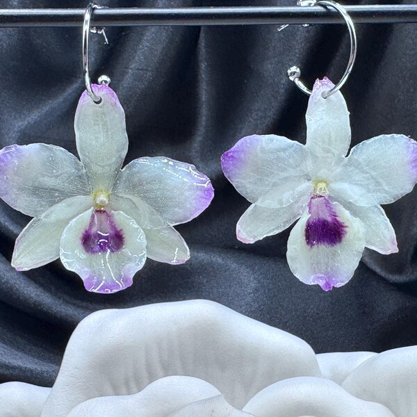 Boucles d'oreilles orchidée véritable : améthyste violette et blanche, créoles en C, uniques ! Cadeau pour les amateurs d'orchidées !