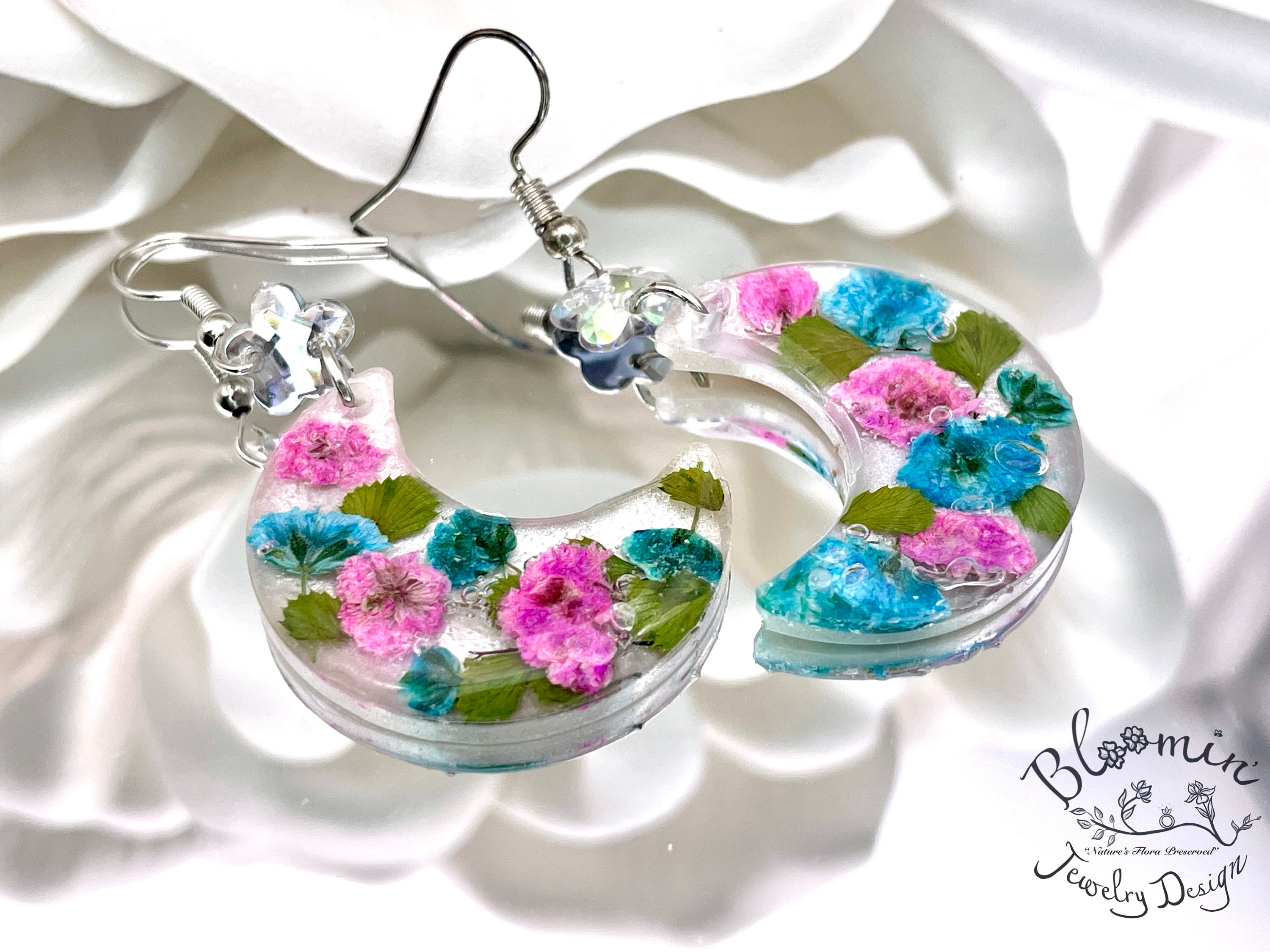 本物の花のイヤリング：ピンクとブルーのカスミソウとパールのムーン