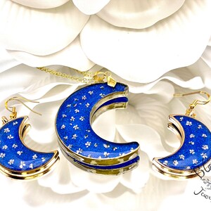 Conjunto de pendientes y collar con flores reales de luna azul estrellada en marcos dorados