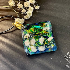 Real Flowers Holographic Pendant Necklace, White Baby&#39;s Breath Flowers
