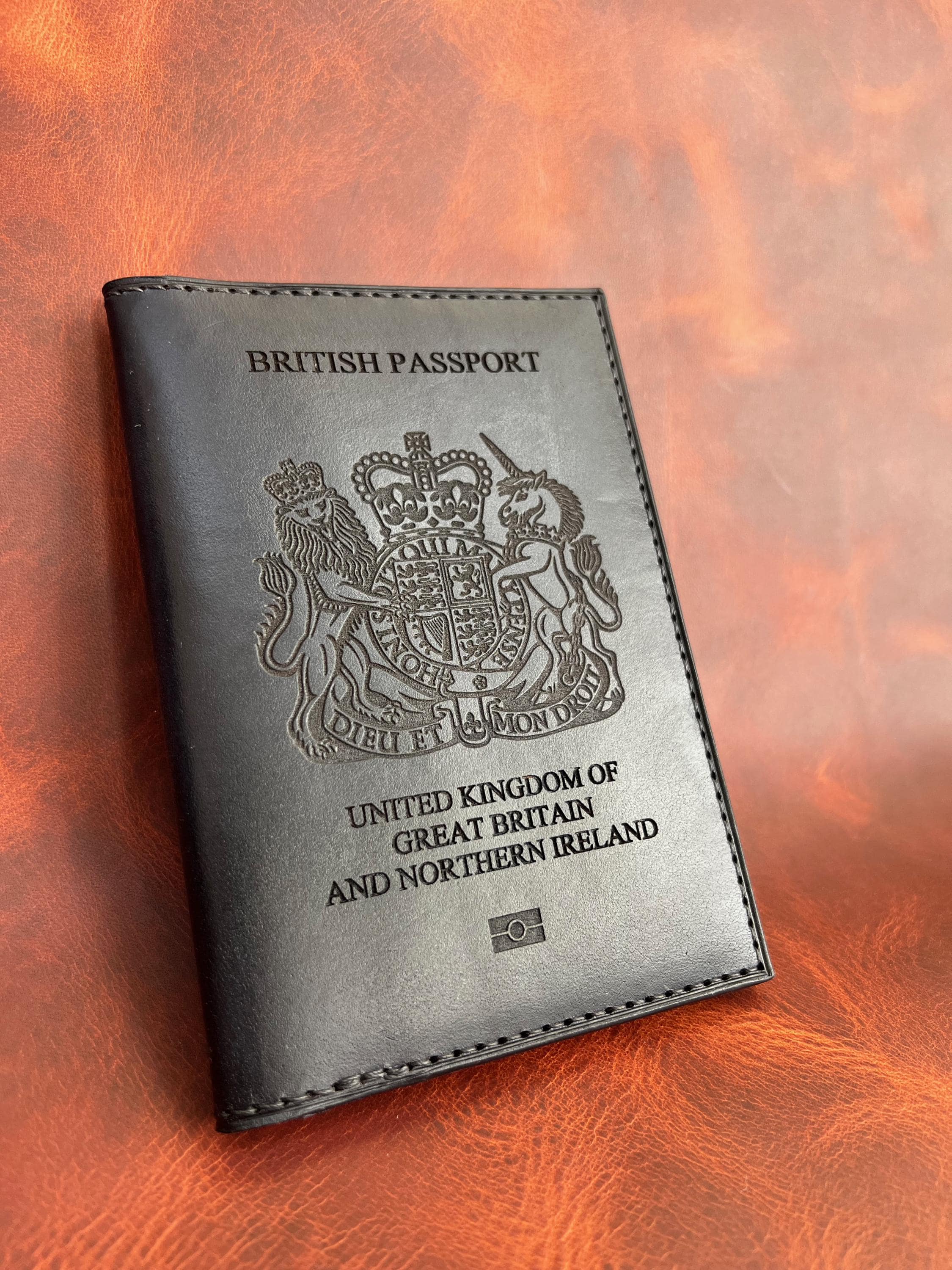 Porte-passeport Humoristique 'Beware Crazy Gin Man' – Noir, Simili Cuir