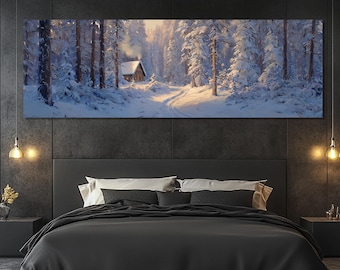 Pode incluir: Uma impressão panorâmica em tela retrata uma cena de floresta coberta de neve. Árvores altas e cobertas de neve emolduram um caminho que leva a uma pequena cabana. A obra apresenta uma paleta de azuis, brancos e luz dourada quente, criando uma serena paisagem de inverno.