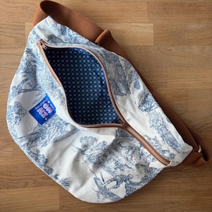Fanny pack XXL Split cotton Jouy canvas white with blue patterns